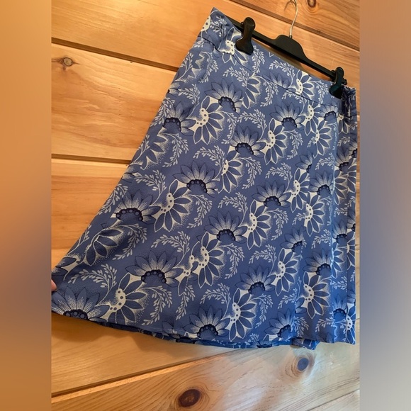 Ann Taylor loft, 100% silk blue and white skirt with side zipper. Size 10 - Picture 4 of 8
